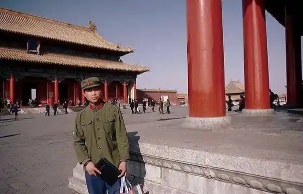 老照片法国摄影师拍摄的1985年北京故宫游客还不少