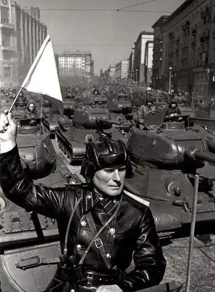 阅兵,地点莫斯科,坦克是t-34-85集群,这种型号的坦克在二战时期的苏联