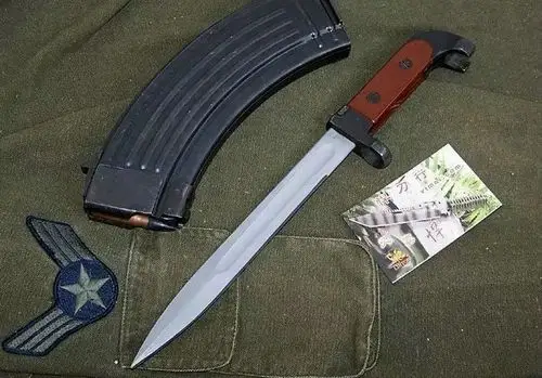 刺刀由刀体和刀柄两部分构成.