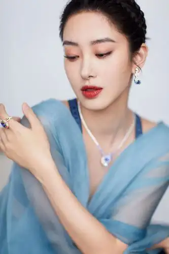 杨采钰穿蓝色礼服特别精致选薄纱设计别具一格