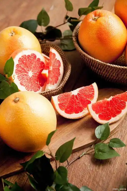 总的来说,葡萄柚是一种营养丰富的水果,含有多种对人体有益的营养素和