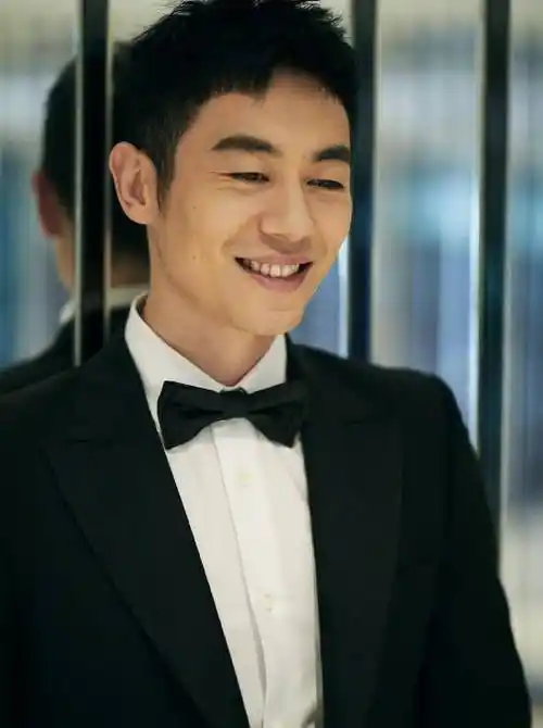 朱亚文:与老婆因戏生情,后悔结婚太晚,婚后9年零绯闻独宠妻女