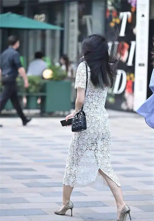 夏天穿高跟鞋逛街,尖头细跟鞋是不二之选,就看你能驾驭的身高_效果