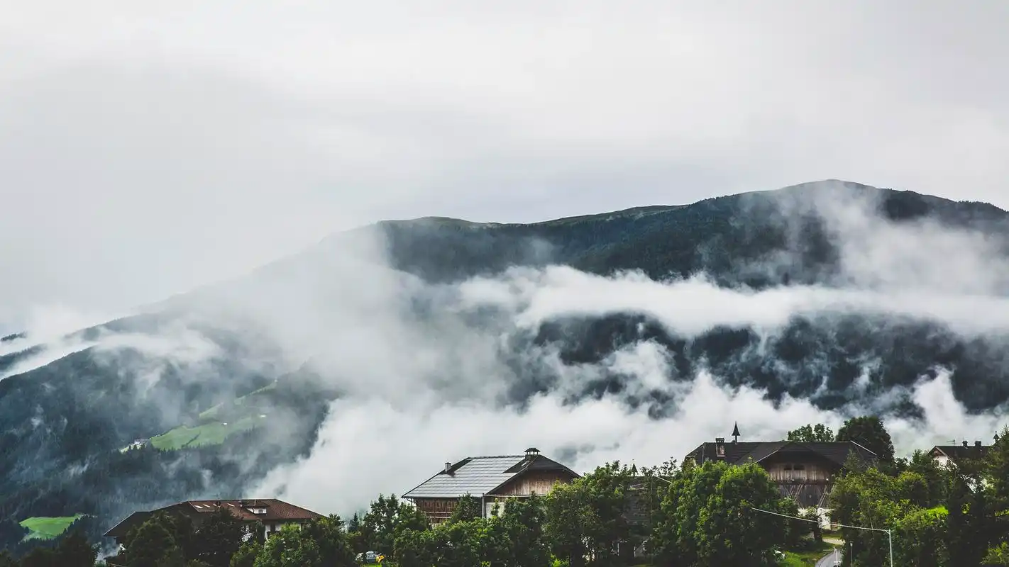 朦胧的雾下美景摄影高清宽屏桌面壁纸