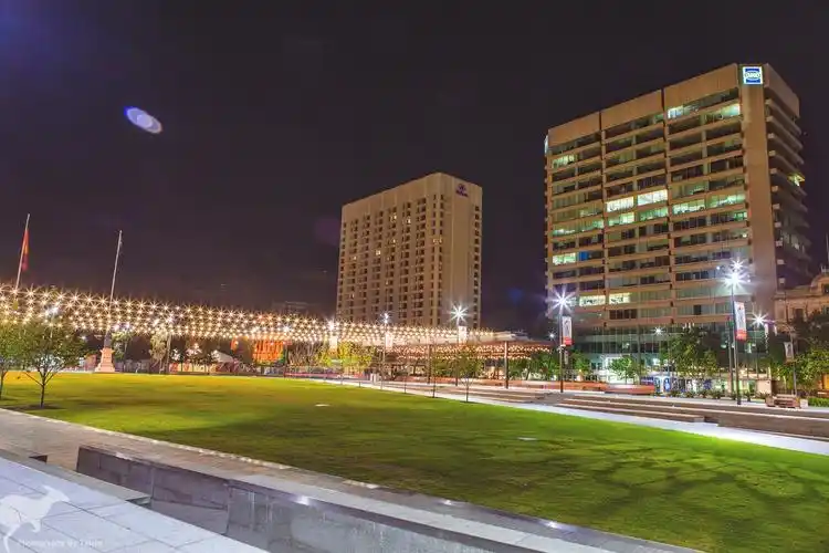 虽然有点冷,人也很少,但是夜景还是挺美的.阿德莱德夜景拍起来.切记!