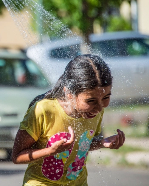 智利迎来百年最高温 民众浇水解暑