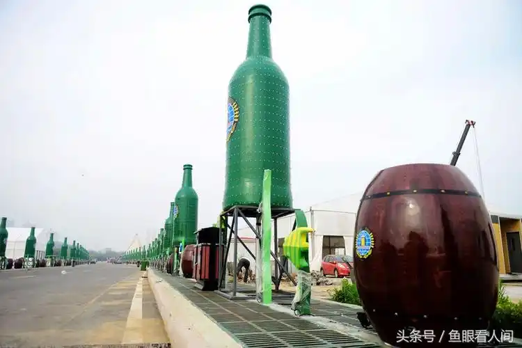 巨型啤酒瓶亮相金沙滩啤酒城