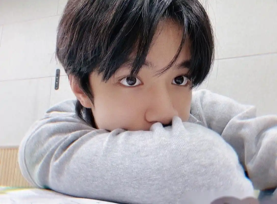 刘耀文# #百家号星火计划# 耀文这怼脸拍太清新,太可爱了