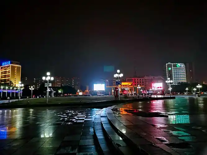 夜幕下的滁州人民广场