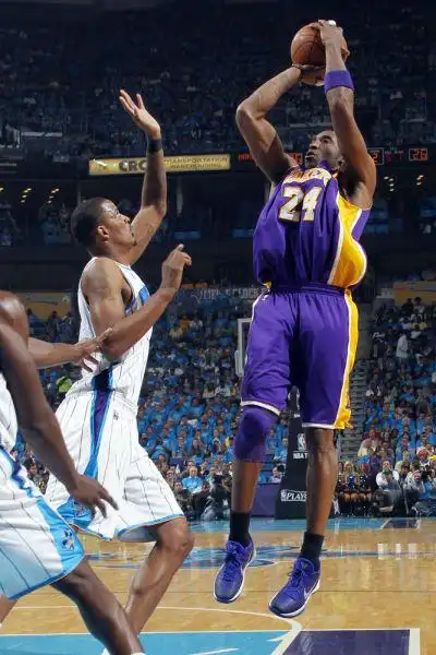 图文季后赛湖人vs黄蜂科比突破急停跳投