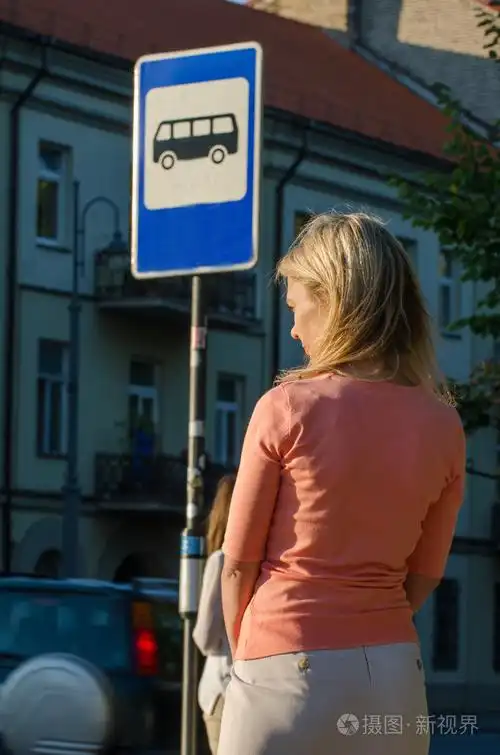 女人在等公交车