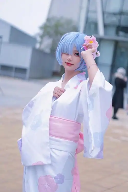 三位漂亮coser扮演的日本人气动漫角色"雷姆"!还原度不错