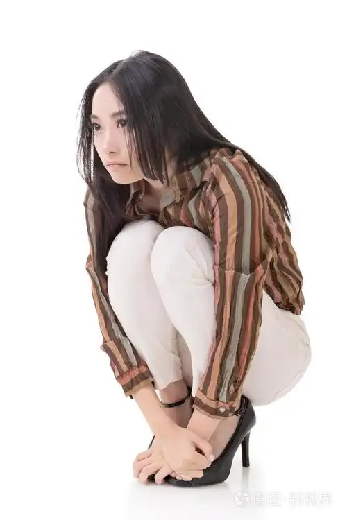 蹲下的姿势由性感亚洲美女