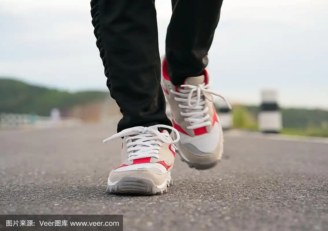 女孩鞋子走路的特写