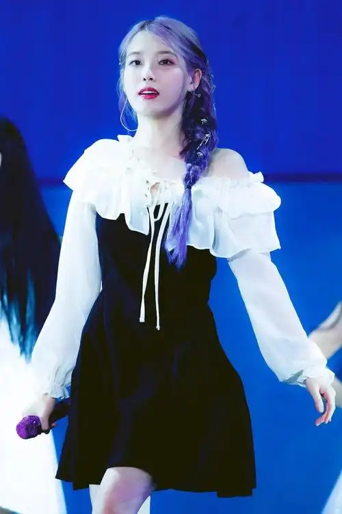 iu李知恩二次元美少女在人间蓝发配紫衣美得清纯可人