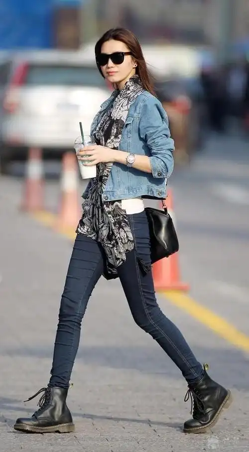 特别是对于腿粗,腿不直的女性来说,选择一双合适的鞋子来搭配简直在