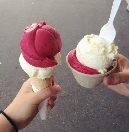 情侣冰淇淋图片