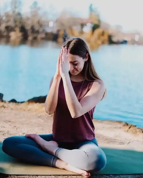 印度瑜伽大师建议吃饭的时候盘腿坐,用手抓着吃,你怎么看?