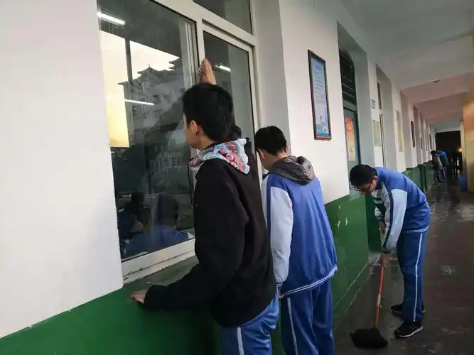 美丽渭中,清洁校园——渭城中学高三部组织开展校园卫生大扫除评比