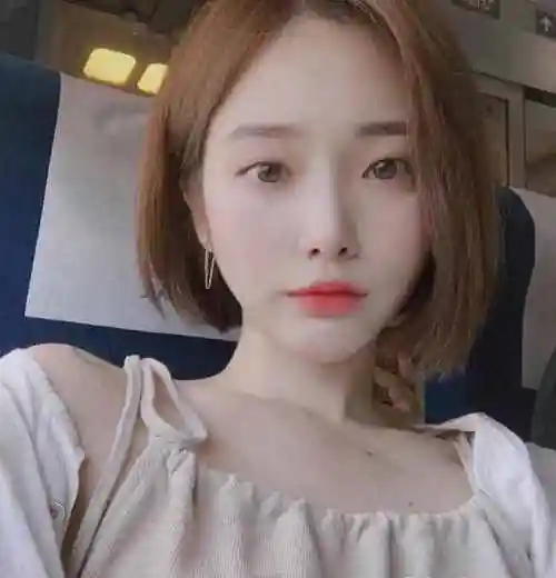 鹅蛋脸是除了瓜子脸以外,最完美的一种脸型,这种脸型比起长脸更加圆润