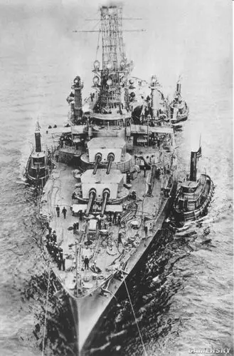 1911年,竣工后的"佛罗里达"号,当时正在通过布鲁克林大桥