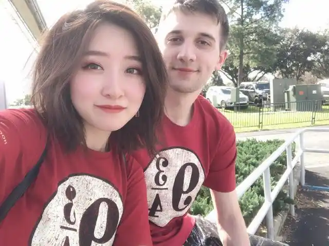 这其中就包括了他现在的女友——dota2主持人小鸽子
