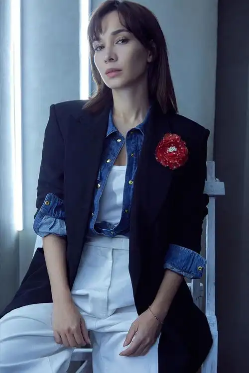 卢靖姗冷调大片曝光干练穿搭诠释时尚高级感