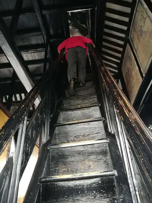 里面的楼梯很陡,只容得一个人上下.