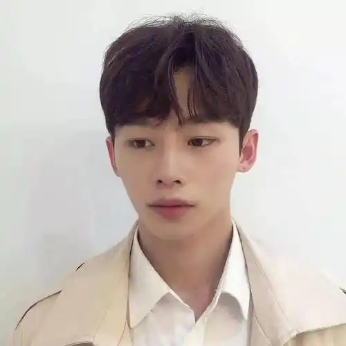 男生三七分烫发发型