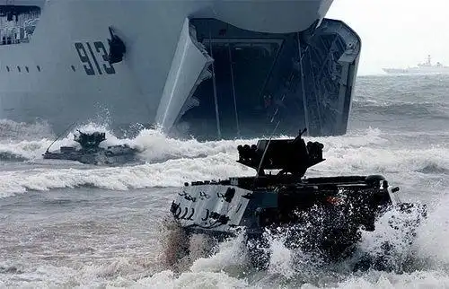 水陆两栖攻击登陆演习的92a式装甲人员输送车.