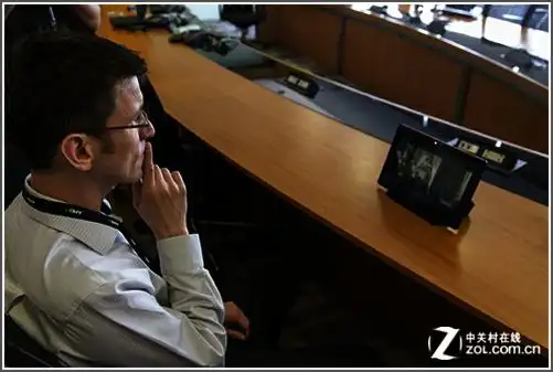 将手指放在做"嘘"动作即可控制设备执行静音操作