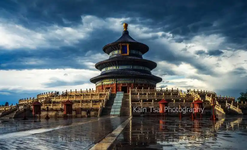 古建筑与写字楼交错,像是穿越时空的画面_中国_灯光_照片