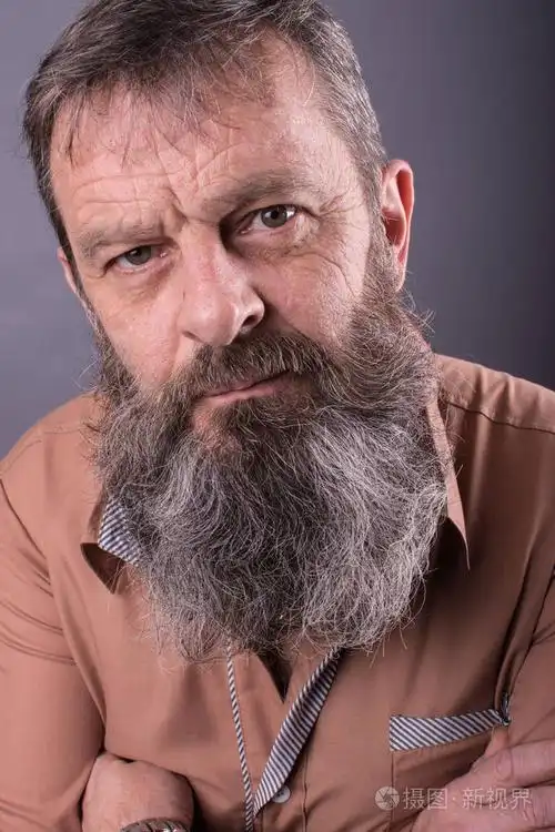 男满长长的胡须,他的脸上.关闭了脸望着镜头