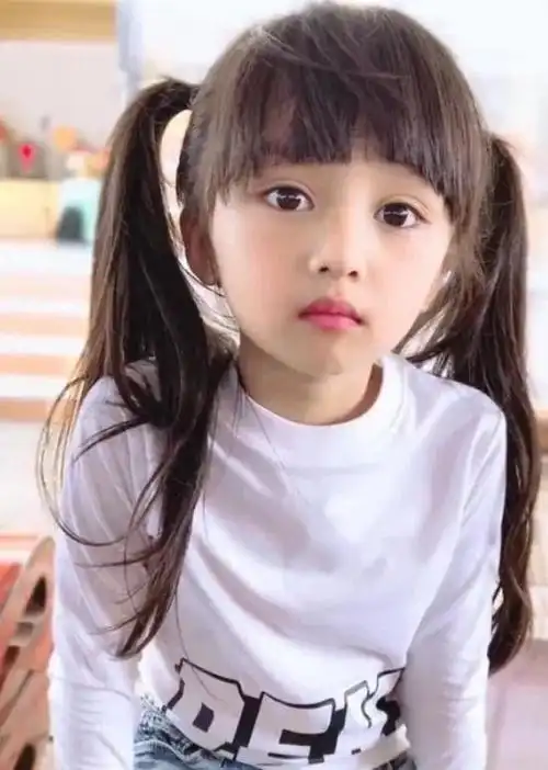 泰国6岁女童,72岁奶奶先后爆红,网友:两位我都可