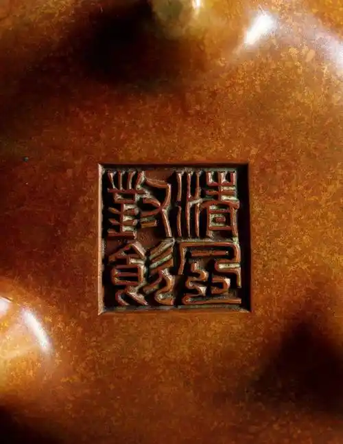 传世所见者,束颈明显,多署"宣德年"长脚篆书款.