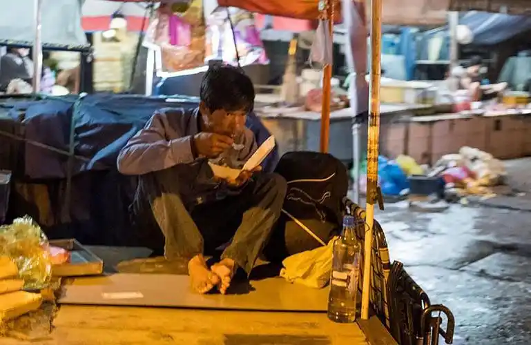 越南胡志明的夜生活,现实的两面派,一边纸醉灯谜,一边艰难生活