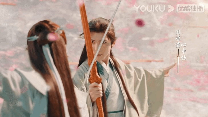 赵玉真的扮演者叫曹煜辰,今年也30岁了,但少年气息十足.