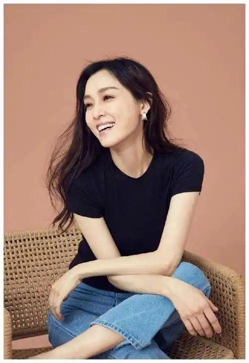 原创范玮琪低调了许久再次复出天蓝色背心裙抢镜经典姨母笑更显眼