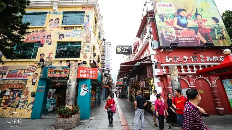 原创官也街澳门经典的手信美食一条街涂鸦艺术氛围增加了乐趣