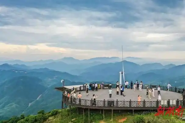 湖南日报·新湖南客户端7月30日讯(通讯员 彭华)7月29日,蓝山县云冰山