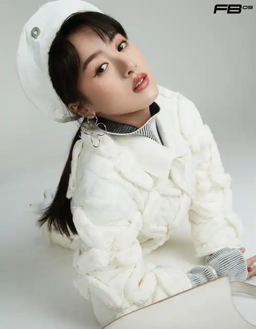 袁冰妍白色套装时髦写真图片26