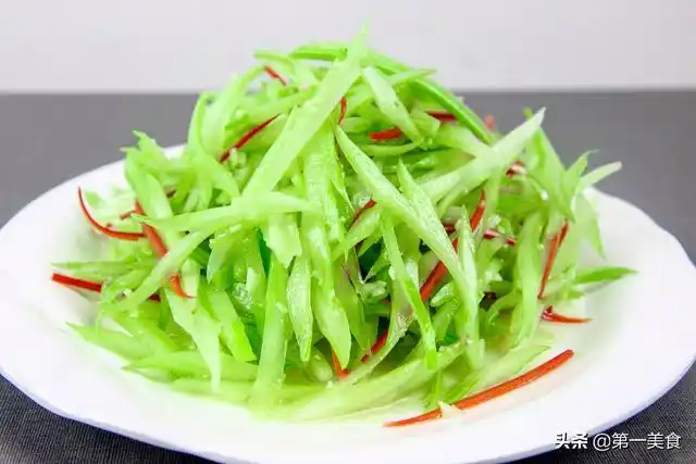 凉拌芹菜要不要焯水厨师长教你正确做法清脆爽口不变色