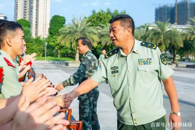 身着橄榄绿,胸带大红花 离别前武警广西总队党委 领导也都依依惜别送