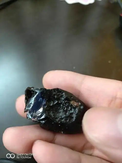 墨绿色通透玻璃陨石