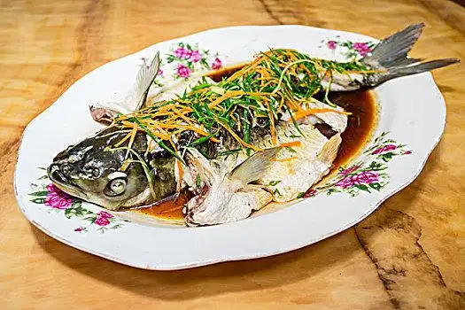 清蒸贺江鲩湘天堂蒸鱼灶台,鱼,蒸鱼,碟子,煤气灶,配料,食物灶台,鱼,蒸