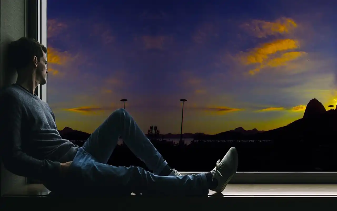 傍晚夕阳下一个男人孤独的背影