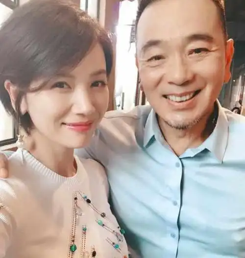 他连续四年送妻子99朵玫瑰,两个儿子都是试管婴儿,今62岁仍帅气