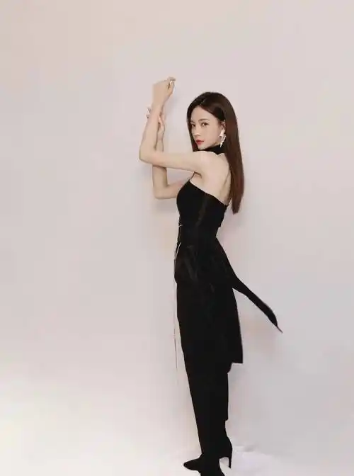沈梦辰亮相成团之夜,紧身造型穿出大气自信,银丝点缀更显精致_姐姐
