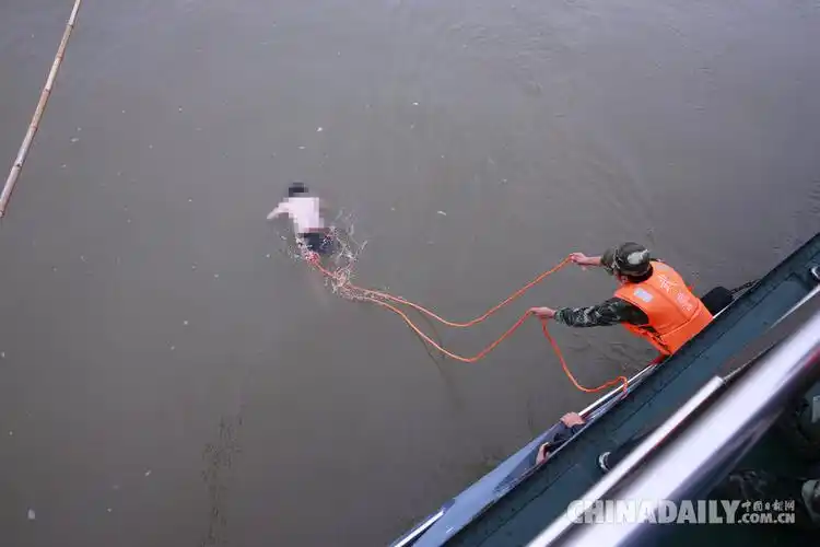 湖南岳阳武警打捞"东方之星"沉船遇难者遗体