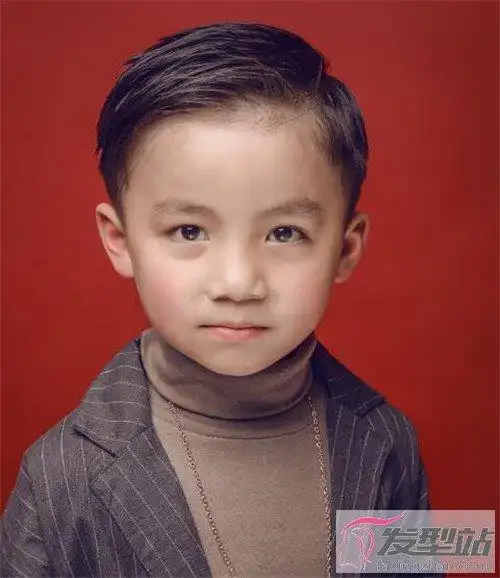 小男孩发型两边铲是流行的发型设计元素,时尚大偏分本就自带气场,两侧